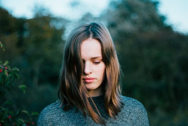 woman wearing gray knitted sweater